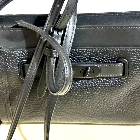 COACH Swagger Crossbody/Wristlet Blk/Blk - Picture 2 of 9